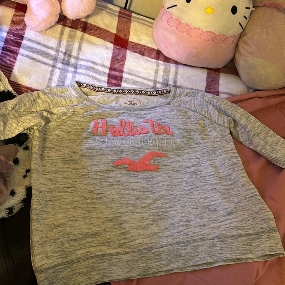 grey long sleeve crew neck